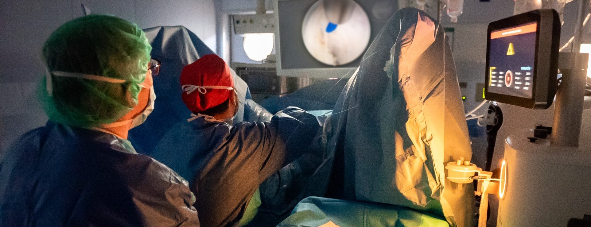 Quirófano de urología durante una cirugía endoscópica de próstata en Palma de Mallorca