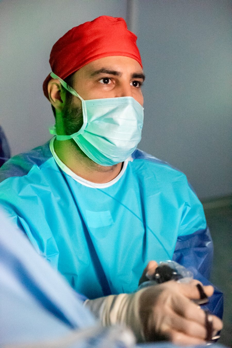 Dr. José Luis Bauzà operando con endoscopio, cirugía de próstata con láser en Mallorca